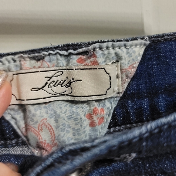 Levi's HIGH RISE WOMEN'S SHORTS MEDIUM WASH - Picture 2 of 6